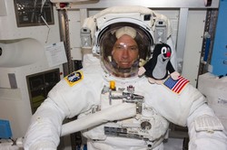 v roce 2011 s americkm astronautem Andrewem Feustelem ve vesmru.jpg